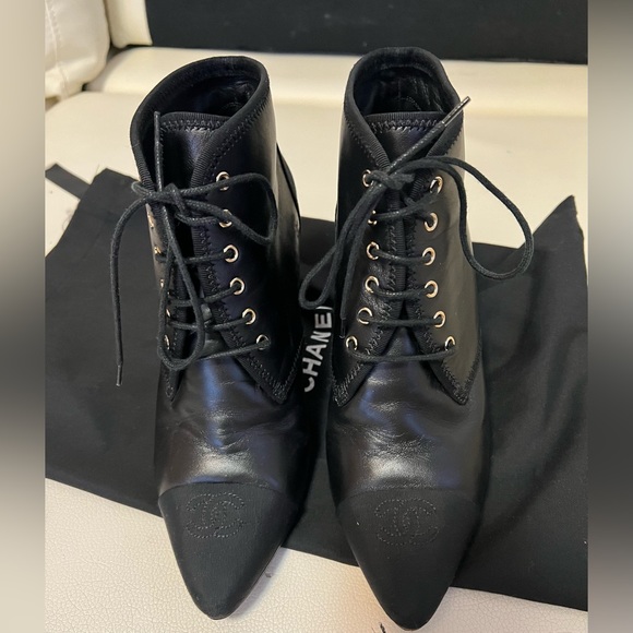 Chanel black leather cc logo chain lace up boots - Picture 2 of 16